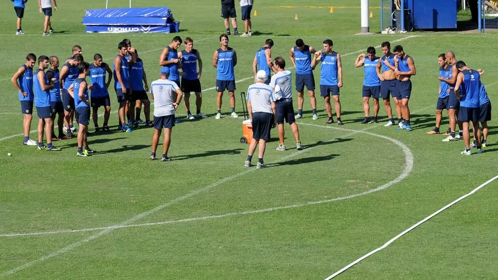 TODO LISTO. Bianchi dialoga con sus jugadores antes de cerrar la práctica de esta mañana. DYN