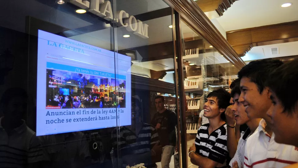 SONRIENTE. Los jóvenes recibieron con alegría la modificación del tope horario. LA GACETA / FOTO DE OSCAR FERRONATO