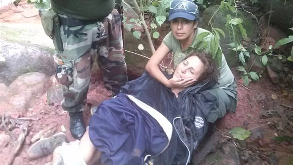 RESCATE. La médica estaba en posición fetal sobre una pequeña montaña. FOTO TOMADA DE LANACION.COM.AR