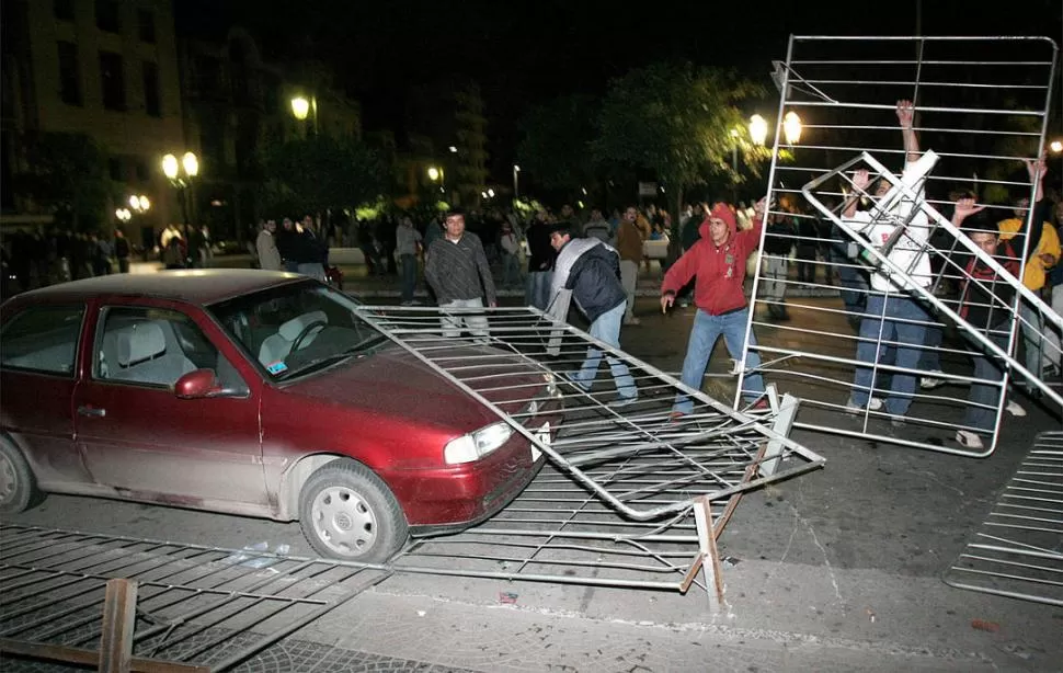 REACCION. La plaza Independencia fue testigo de numerosas protestas juveniles en contra de la ley polémica. la gaceta / foto de josé nuno (archivo)