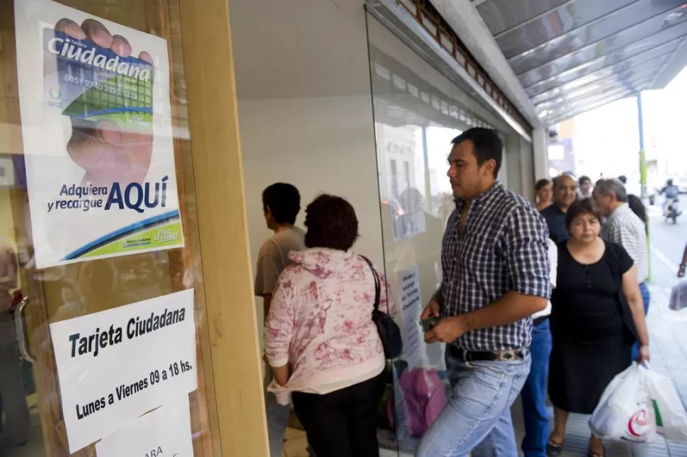 COMO SI FUERA DE CRÉDITO. Los tucumanos que no consiguieron aún la Tarjeta Ciudadana hicieron largas colas para poder comprar el plástico. la gaceta / foto de jorge olmos sgrosso