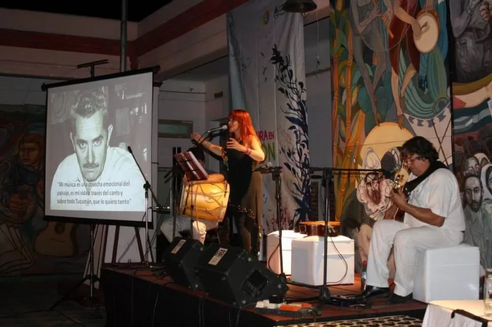 VOZ Y FIGURA. Adriana Tula participó en el homenaje a Rolando Chivo Valladares, en el Encuentro de Poetas. facebook / adriana tula