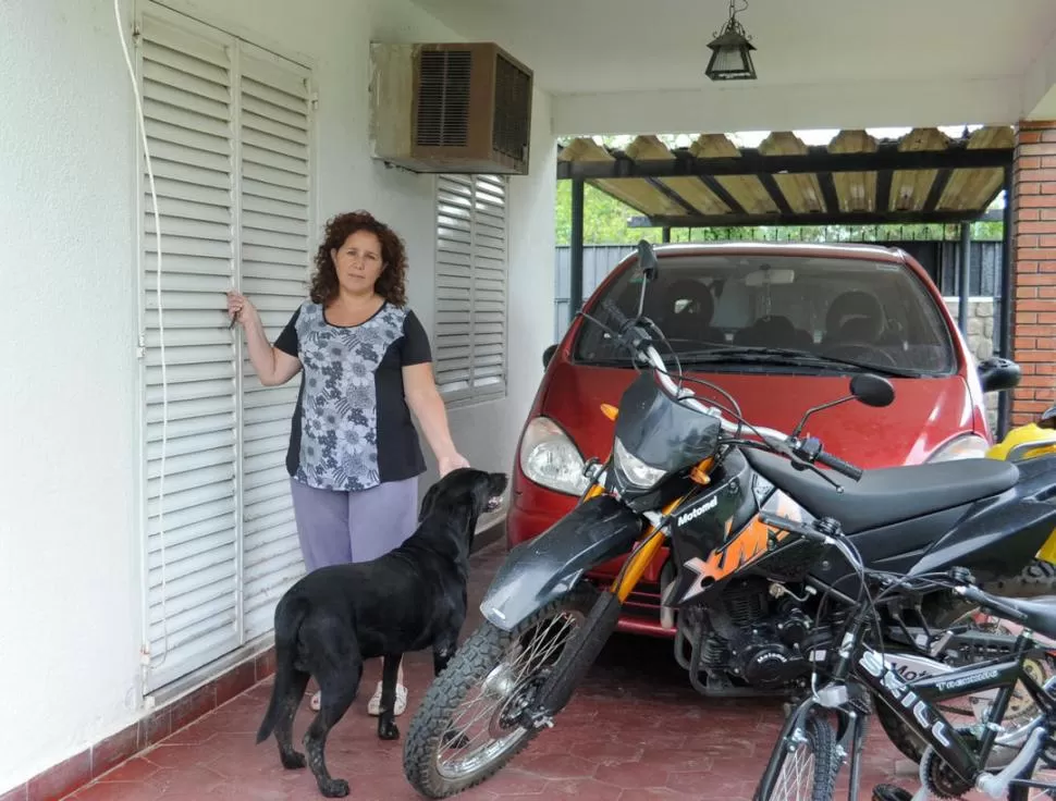 POR EL COSTADO. Silvia señaló que los ladrones forzaron una puerta que da hacia el patio de la casa. la gaceta / foto de María Silvia Granara