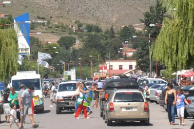 Por el buen tiempo, es incesante la llegada de turistas y veraneantes a Tafí del Valle