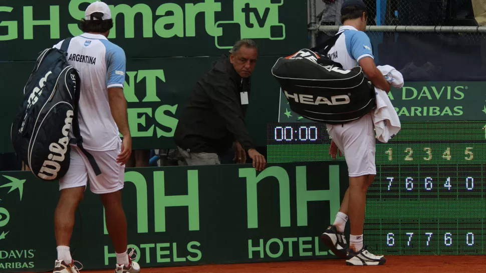 CABIZBAJOS. Schwank y Zeballos se retiran tras la derrota en el dobles. DyN.