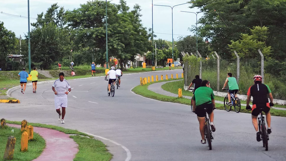 LA CALLE DE LOS PIES INQUIETOS. Desde la tarde, después de las 18, cuando cae el sol, decenas de yerbabuenenses caminan, trotan, andan en bicicletas o se suben a los rollers.
