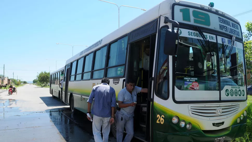 PROTESTA. Choferes de la línea 19 se negaron a cobrar viajes con dinero.
