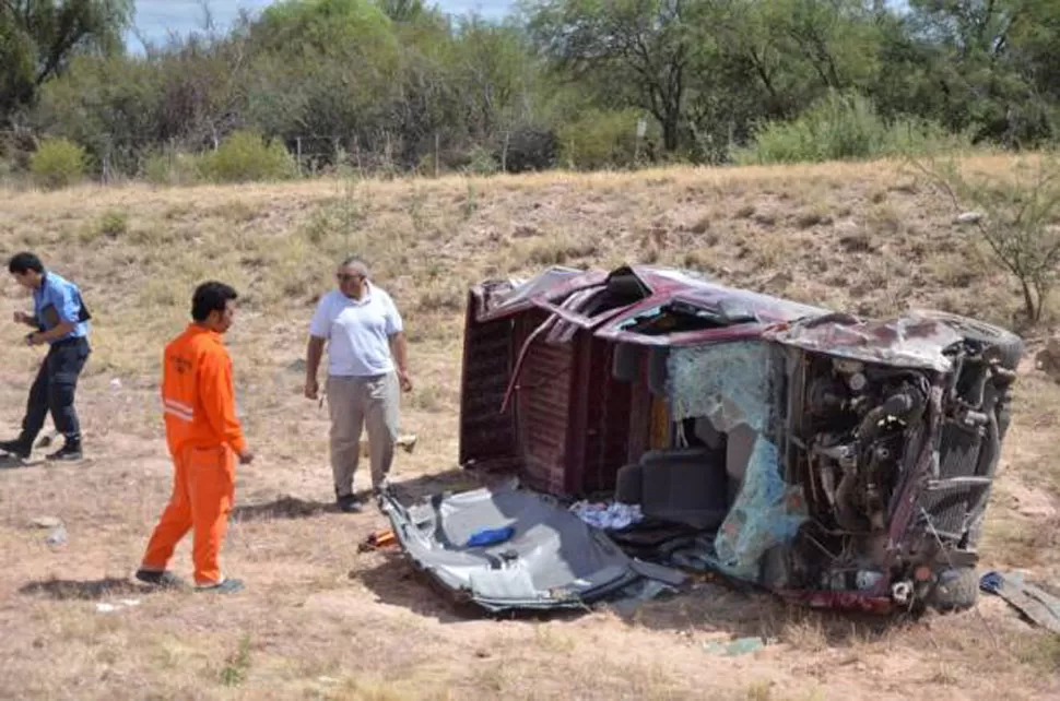 TRAGEDIA. Así quedó la camioneta de los tucumanos en San Luis.  FOTO TOMADA DE ELDIARIODELAREPUBLICA.COM