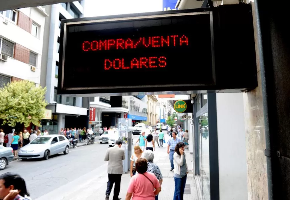 NUEVA OPERATORIA. Con un pocas transacciones, pero con un ritmo ascendente, la city tucumana estrenó esta semana la compra de dólares para ahorro.  LA GACETA / FOTO DE FRANCO VERA