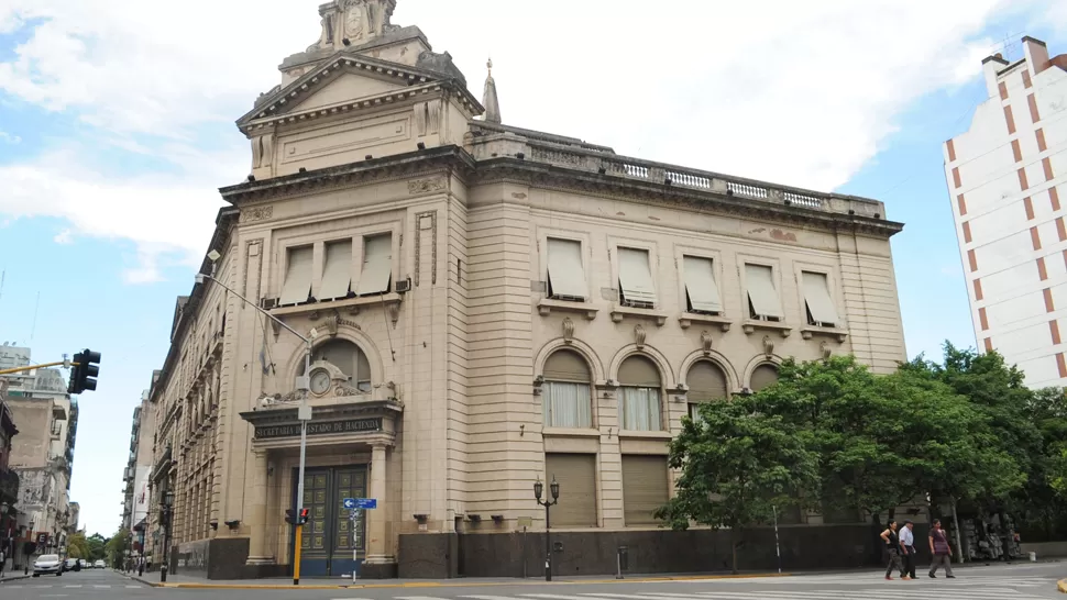 NUEVA SEDE. Desde el lunes los trámites deberán efectuarse en el ex Banco Provincia. LA GACETA / FOTO DE FLORENCIA ZURITA 