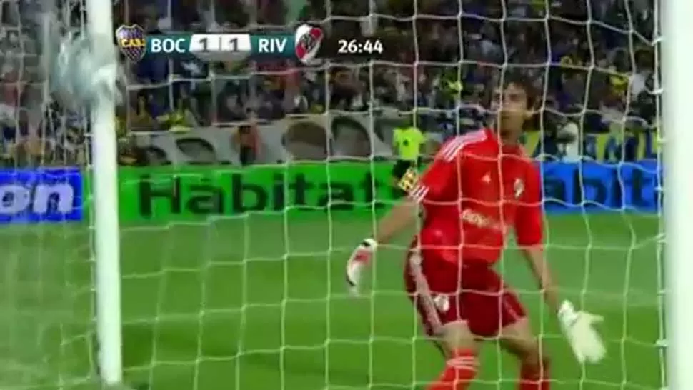 UNA MALA. El arquero Millonario fue una de las figuras del equipo durante el último torneo y anoche una falla suya posibilitó el empate de Boca. CAPTURA DE VIDEO