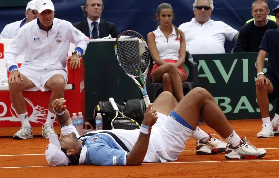 POR EL PISO. Schwank se deja caer sobre el polvo de ladrillo tras un difícil punto. El partido fue chato, pero Italia fue más. 