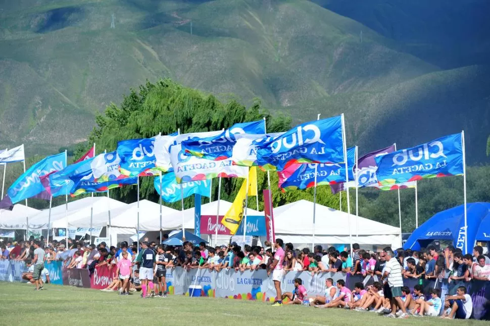 PRUEBA SUPERADA. La duda de los organizadores del Seven pasaba por ver la reacción ante el cambio de escenario. La gente respondió y llenó las instalaciones de Tafí del Valle Rugby Club.  