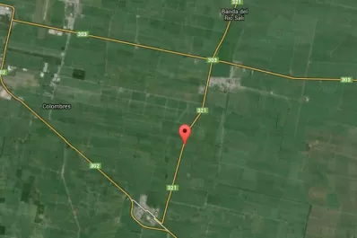 Perdió el control del auto, salió despedido, lo aplastó y murió en el acto