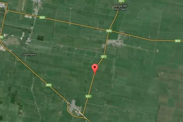 Perdió el control del auto, salió despedido, lo aplastó y murió en el acto