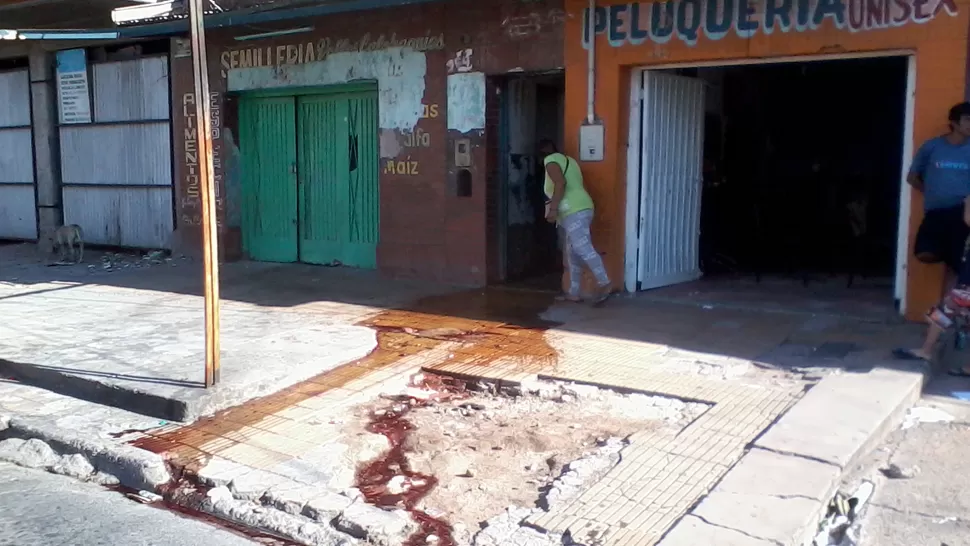 A METROS DE LA EX TERMINAL. El trágico desenlace se produjo luego de una violenta discusión. LA GACETA / FOTO DE INÉS QUINTEROS ORIO VÍA MÓVIL