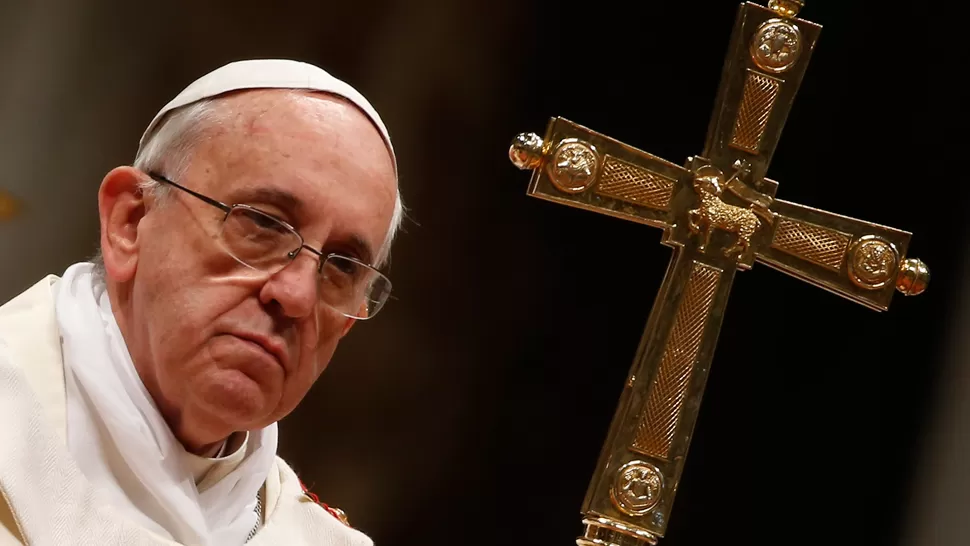 REFLEXIÓN. El papa manifestó que en la desesperación uno busca defenderse como puede. REUTERS