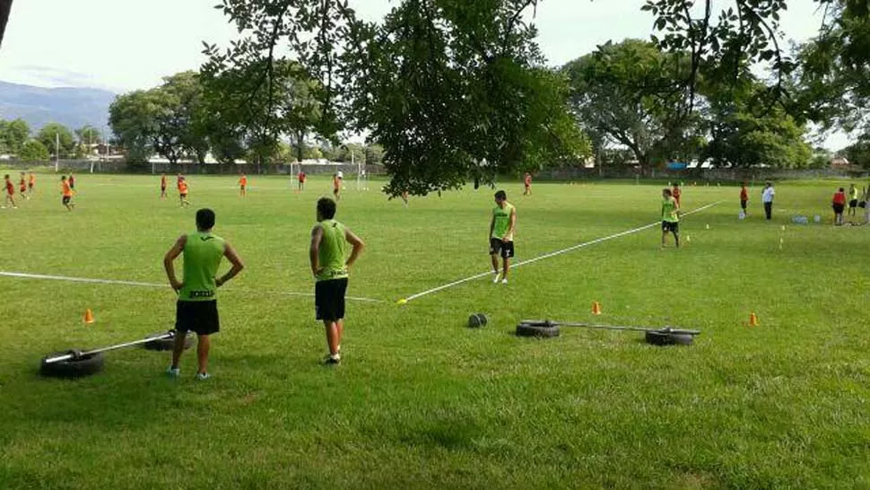 MUCHO CALOR. El equipo Santo trabajó durante la mañana en el complejo Natalio Mirkin. LA GACETA / MARIANA SEGURA VIA MOVIL