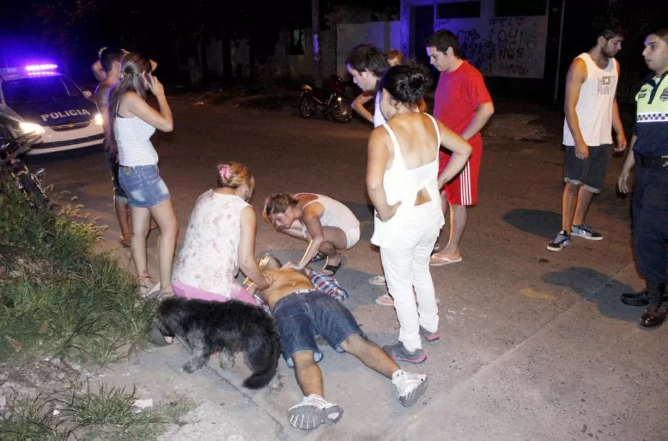 CONMOCIÓN EN LA CALLE. La esposa y los familiares intentaron auxiliar al infortunado joven, mientras esperaban que llegara la ambulancia. LA GACETA / FOTO DE FLORENCIA ZURITA