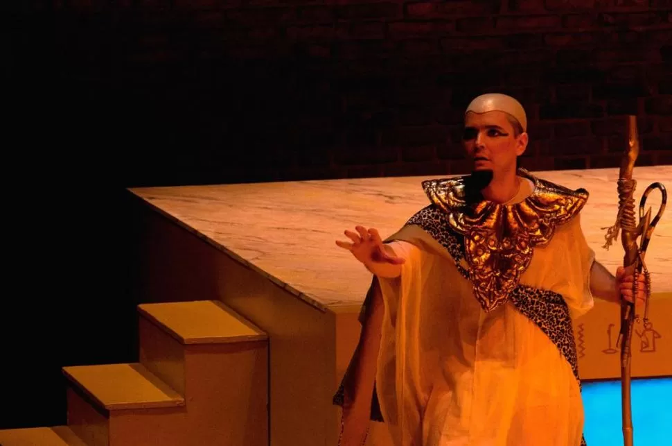 TRABAJANDO EN MADRID. El tucumano interpreta a Lelio, el sacerdote egipcio que acompaña a Cleopatra.  GENTILEZA RUBÉN SZUCHMACHER