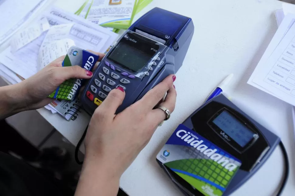 EL GRAN CAMBIO. Luego de dos prórrogas, finalmente la Tarjeta Ciudadana reemplazó al cospel como medio de pago en las 14 líneas urbanas. LA GACETA / FOTOS DE ANALÍA JARAMILLO - INÉS QUINTEROS ORIO