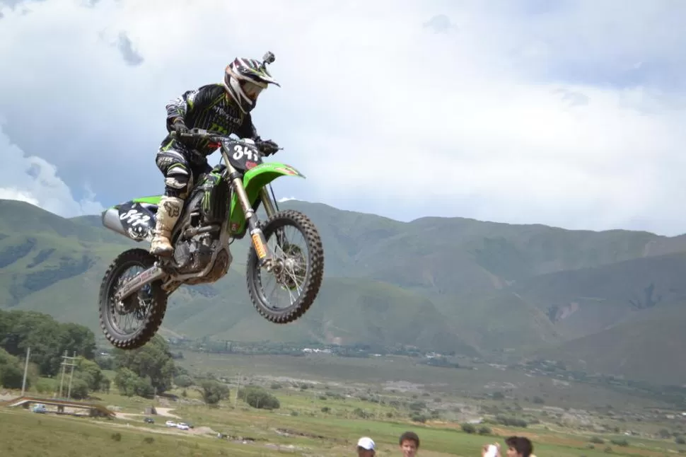 COMBINADOS. Olveira hizo lo que pudo con una clavícula rota y la Kawasaki 450. 