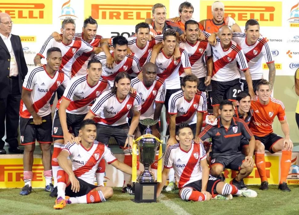 LA MEJOR POSTAL. Kranevitter posa junto a la Copa que ayudó a obtener a su equipo tras vencer a Boca, en Mendoza. 