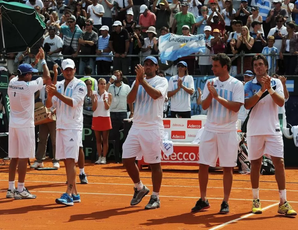 DESPEDIDA. Jaite, Mónaco, Schwank, Zeballos y Berlocq saludan en el patinódromo de Mar del Plata. Argentina volverá a la Davis en septiembre para el repechaje. 