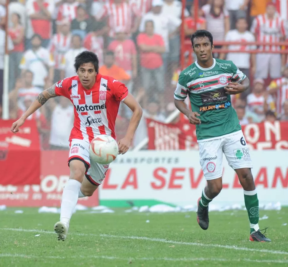 LA PULSEADA. Fernández, Lenci y Silba buscan convencer a Sánchez para ganarse la titularidad. Después deberán pagar esa confianza con goles que ayuden al equipo a conseguir el ascenso. 