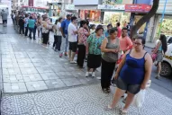 Hubo largas colas y enojo por la Tarjeta Ciudadana