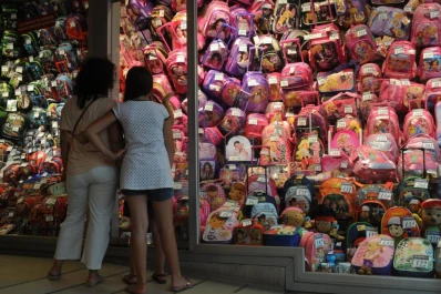 La mochila se pone pesada: costará un 20% más