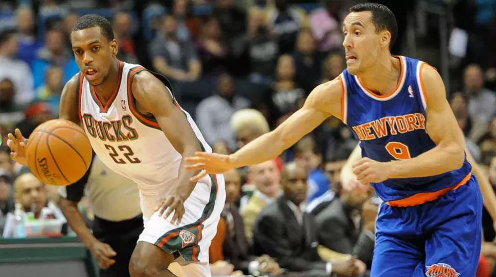 NO ALCANZO. El argentino Pablo Prigioni, que en la escena pelea la pelota ante Khris Middleton, anotó seis puntos en la segunda caída consecutiva de los neoyorkinos. REUTERS