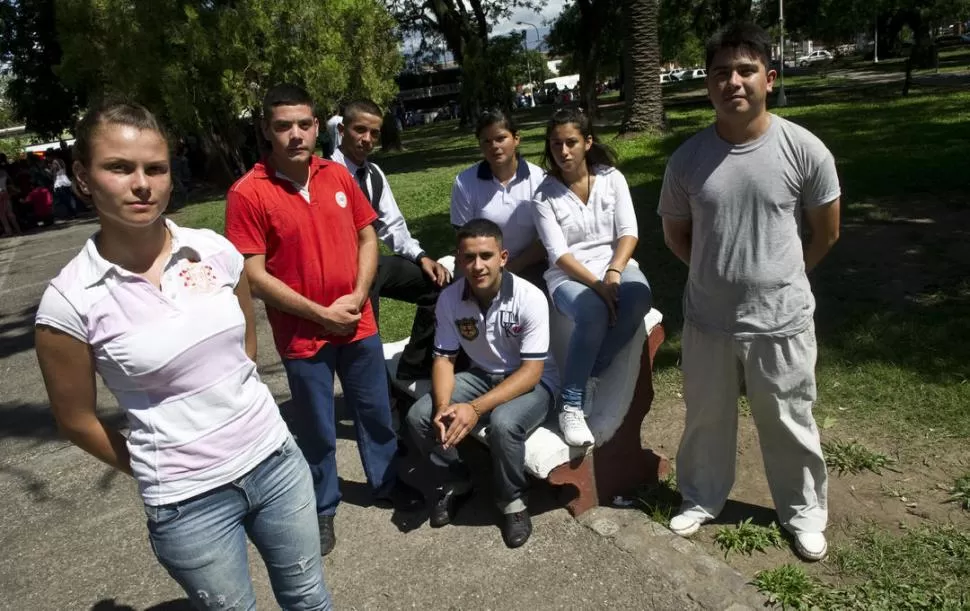 FUTUROS SUBOFICIALES. Sofía, Carlos, José, Alan,Anahí, Johana y Rubén sueñan con un futuro en el mar.  