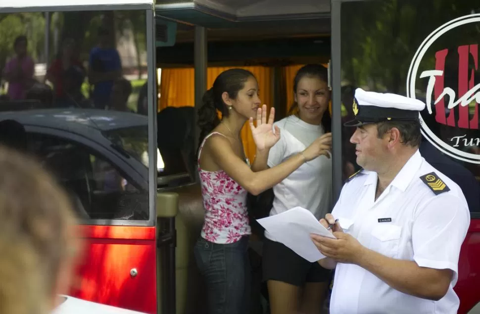 ¡ARRIBA! Este año fueron 34 las chicas que decidieron incorporarse como aspirantes a la carrera naval militar, la mayoría tiene entre 18 y 20 años. la gaceta / fotos de jorge olmos sgrosso