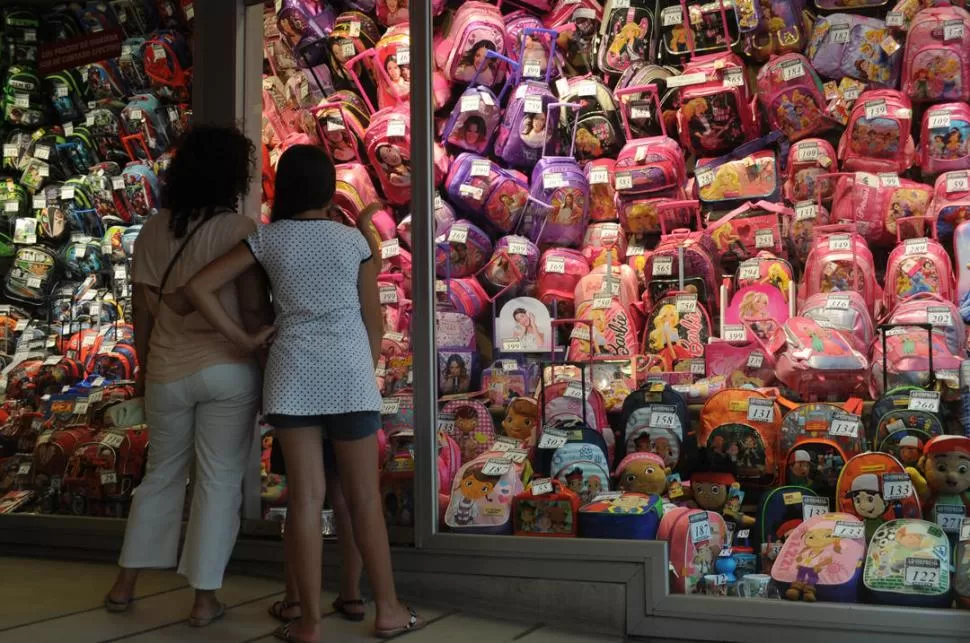MOCHILAS Y ÚTILES. Mirar y comparar precios; esa parece ser la estrategia de los consumidores para hacer frente a este período inflacionario. la gaceta / foto de florencia zurita