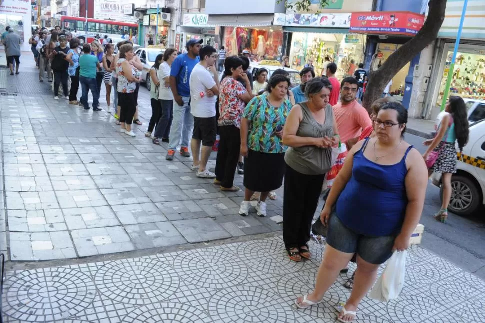 PLANTON. Mucha gente tuvo que resignar sus compras en el centro. LA GACETA / FOTO DE FLORENCIA ZURITA