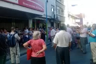 Enojo y corte de calle por no poder adquirir la Tarjeta Ciudadana