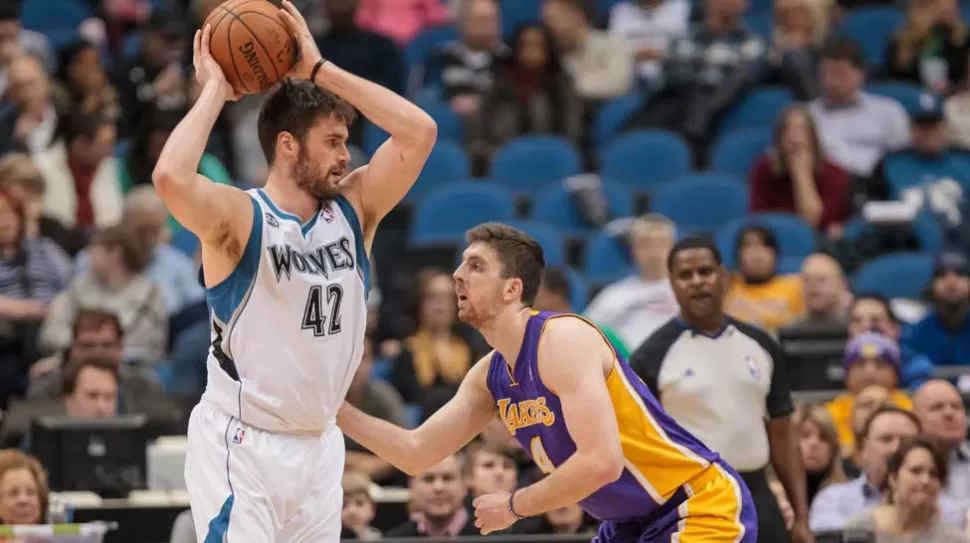 EN ASCENSO. La figura de Kevin Love sigue siendo clave para los Wolves, que se ilusionan con la postemporada. REUTERS