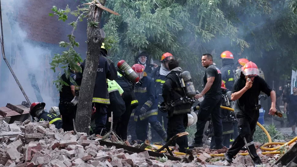 BUSCA DESESPERADA. Bomberos trabajan en el lugar del accidente. DYN