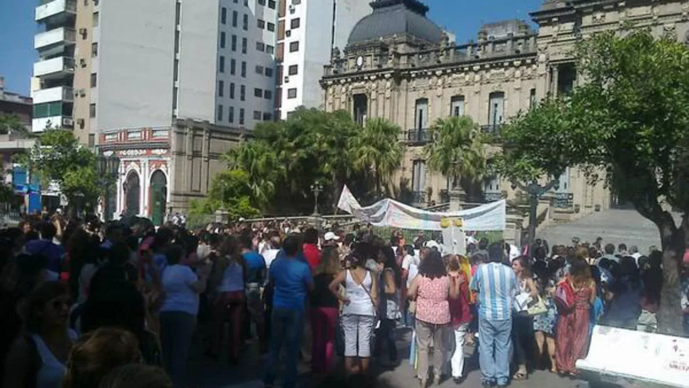 GRAN CONVOCATORIA. Alrededor de mil docentes protestaron frente a la Casa de Gobierno. LA GACETA/ FOTO DE JORGE FIGUEROA