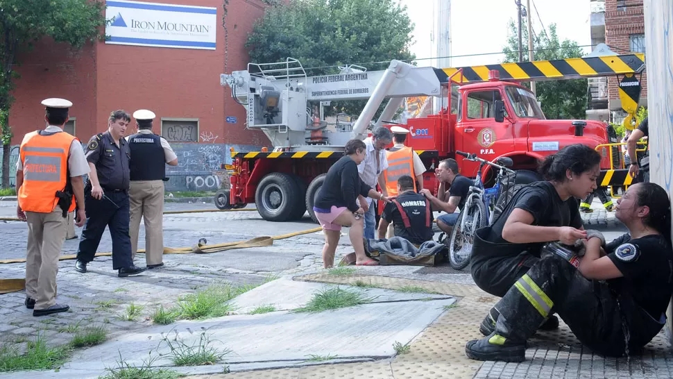 LAMENTO. Confirmaron la nómina de fallecidos en el incendio y derrumbe de Barracas. FOTO DyN.