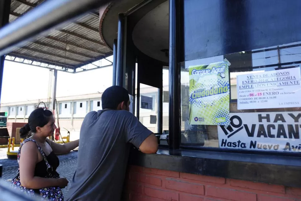 MALHUMOR SOCIAL. Miles de usuarios deambularon por toda la ciudad, en busca de la Tarjeta Ciudadana. Recién volverían a vender el viernes. LA GACETA / FOTO DE ANALÍA JARAMILLO