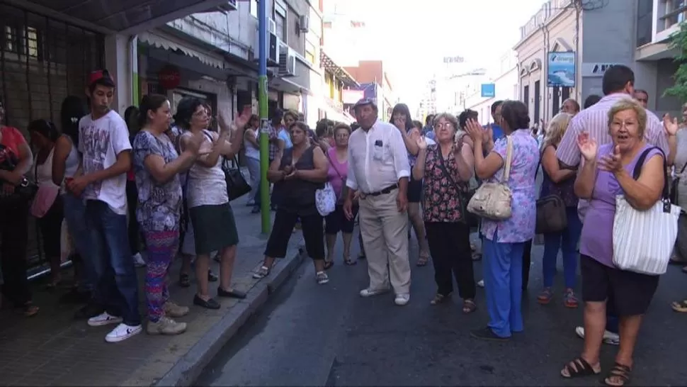 MALHUMOR SOCIAL. Numerosos usuarios madrugaron ayer para poder comprar sus tarjetas en el Centro de Distribución de calle Junín. LA GACETA / CAPTURA DE VIDEO DE ANDRÉS FIGUEROA