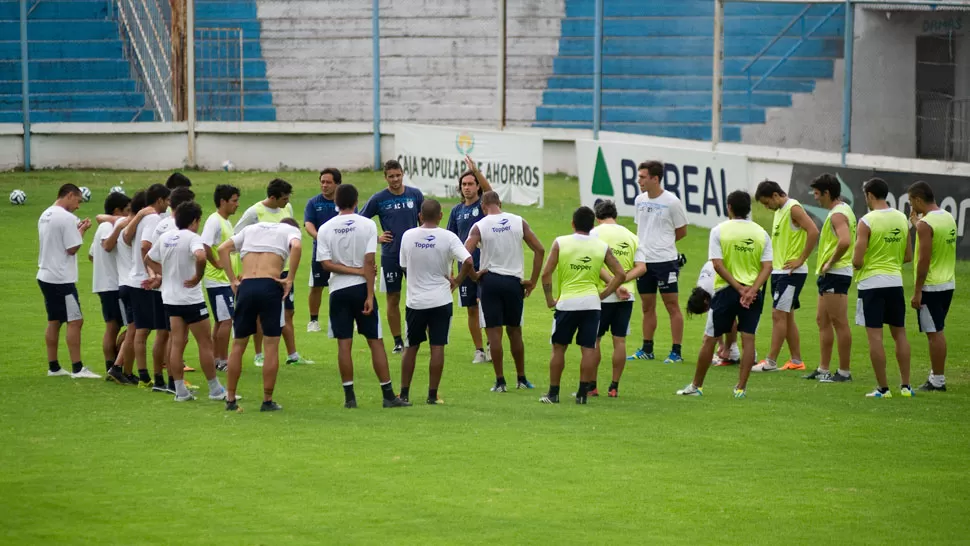 ELEGIDOS. Erroz habla con el grupo y confirma los 18 jugadores que estarán en cancha este viernes. LA GACETA / FOTO DE JORGE OLMOS SGROSSO