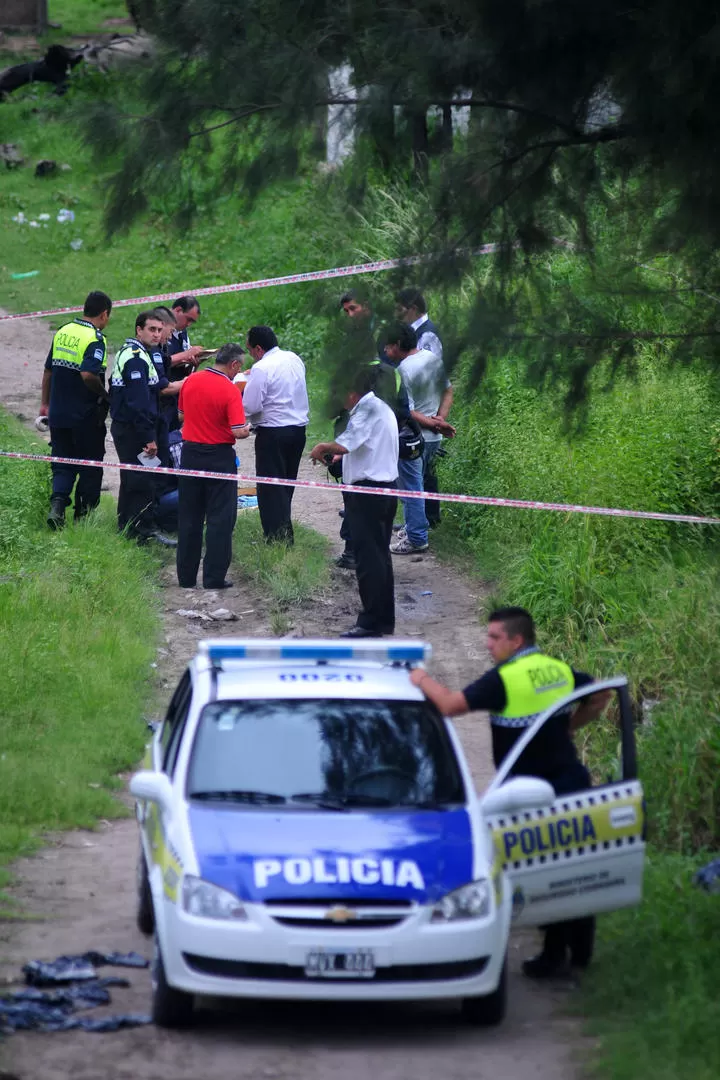 HERIDO. El asaltante que murió cayó a metros del puente Lucas Córdoba. la gaceta / fotos de diego aráoz