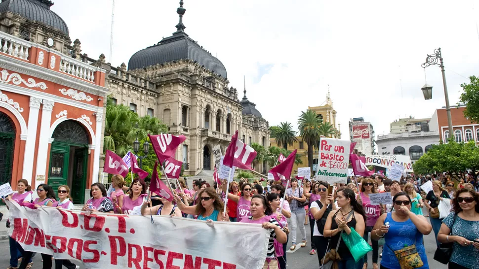 EN PLAZA INDEPENDENCIA. Los docentes se juntaron frente a Casa de Gobierno. LA GACETA/ FOTO DE JORGE OLMOS SGROSSO.