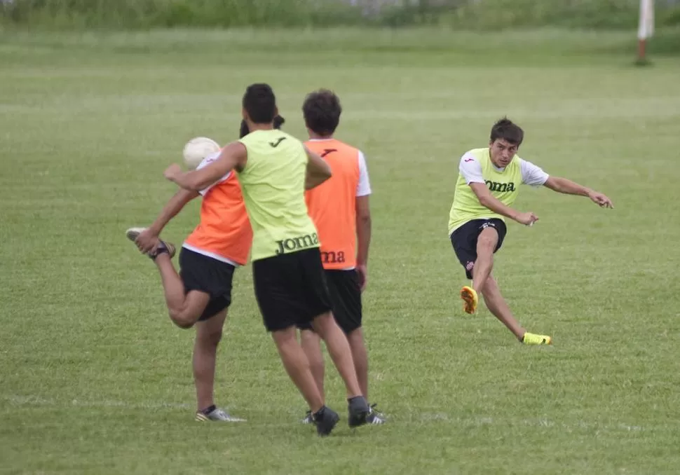 UN GUANTE. Becica tiene una precisión asombrosa en la pelota parada. Ayer, en la práctica, volvió a convertir de tiro libre. la gaceta / foto de jorge olmos sgrosso