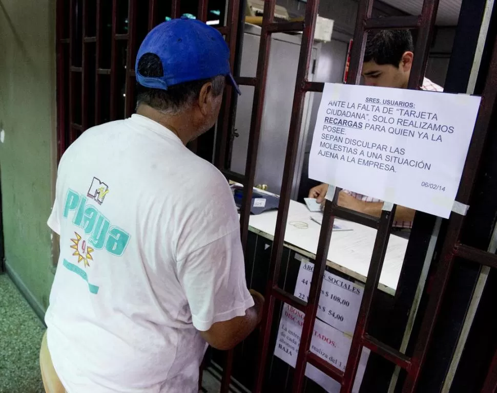 SOLUCIÓN TEMPORAL. El “boleto transitorio” (se vende en cada empresa) es la alternativa hasta adquirir la tarjeta. LA GACETA / FOTO DE JORGE OLMOS SGROSSO