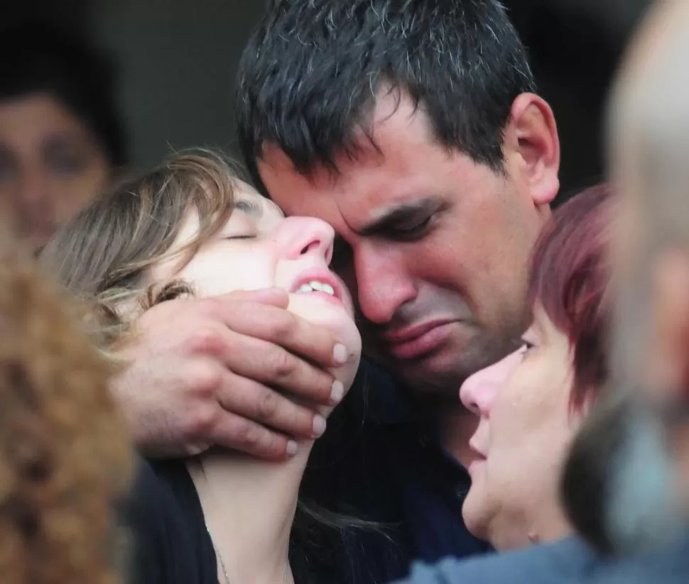 SIN CONSUELO. Los familiares y amigos de las víctimas se despidieron de los caídos en un conmovedor sepelio que paralizó la actividad en la capital argentina. credito