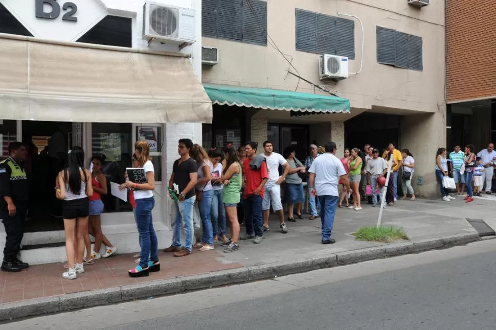 ESPERA. En el centro de distribución de Muñecas al 400 entregaron tarjetas. LA GACETA / FOTO DE INÉS QUINTEROS ORIO